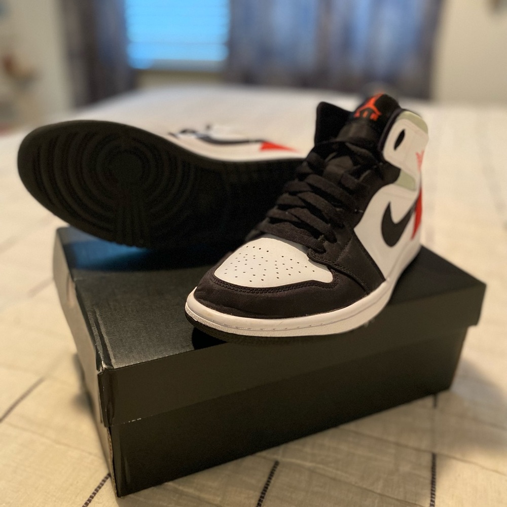 Jordan 1 mid SE “Red Black Toe”